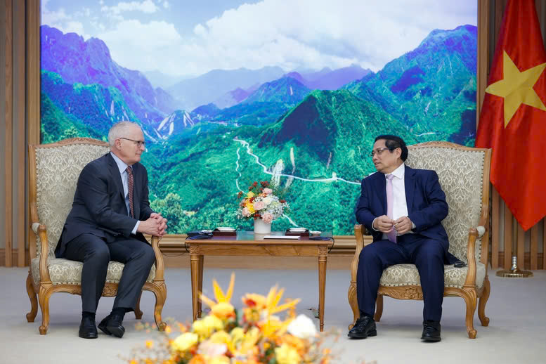 Vietnamese Prime Minister Pham Minh Chinh (right) receives SIA chairman John Neuffer in Hanoi, December 10, 2024. Photo courtesy of the government's news portal.