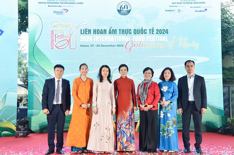 The 2024 International Food Festival welcomes Ngo Phuong Ly, spouse of Party General Secretary To Lam (fourth from left), and Mai Thi Hanh, wife of former President Truong Tan Sang (third from right). Photo courtesy of Masan Consumer.