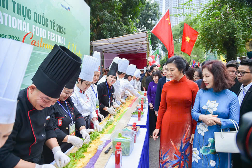 A 12-meter long colorful spring roll demonstration captivates visitors. Photo courtesy of Masan Consumer.