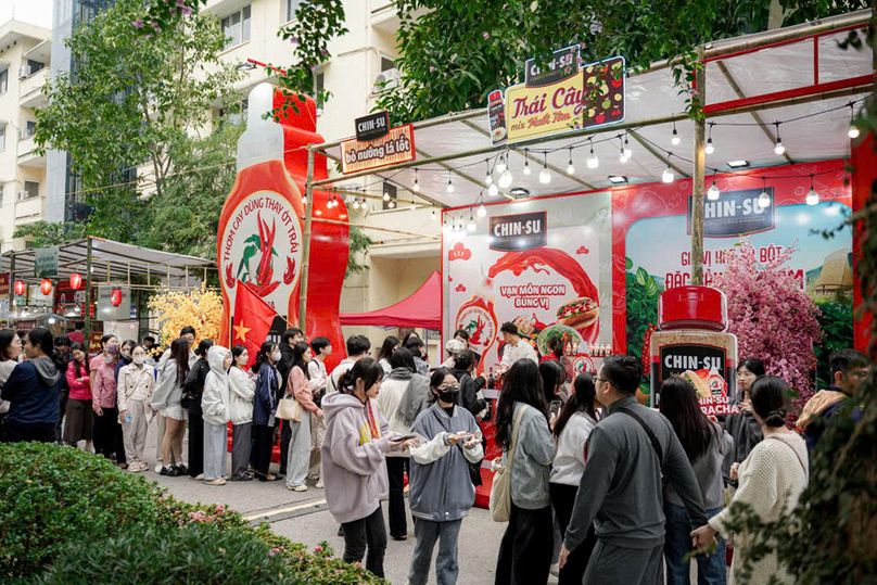 Tourists eagerly line up to visit the Chin-su booth and take part in activities at the festival. Photo courtesy of Masan Consumer.