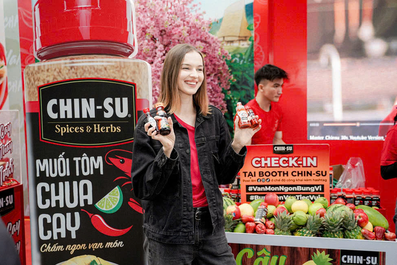  Foreign visitors praise Chin-su’s spice set. Photo courtesy of Masan Consumer.