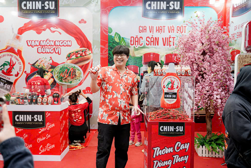 A visitor checks in at the Chin-su booth to receive special giveaways. Photo courtesy of Masan Consumer.