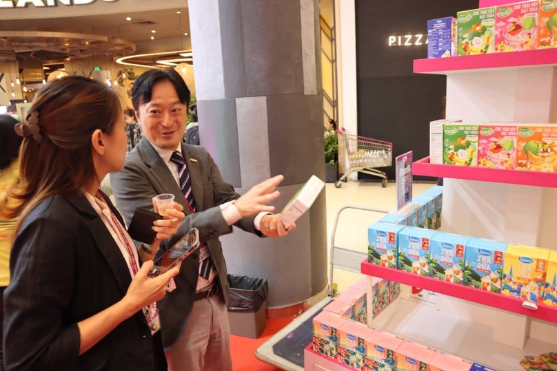 Kazaoka Takao, chief merchandising officer of Aeon Vietnam, at a Vietnamese product booth in Aeon Tan Phu, Tan Phu district, Ho Chi Minh City, December 12, 2024. Photo courtesy of Aeon.