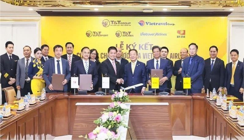 At the signing ceremony of the share transfer agreement between T&T Group and Viettravel Airlines on December 12, 2024.