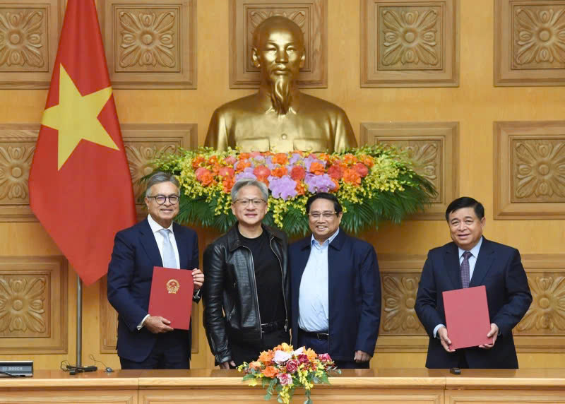 The Vietnamese government and Nvidia sign an agreement on December 5, 2024 to jointly establish an AI R&D center and an AI data center in Vietnam. Photo courtesy of the government's news portal.