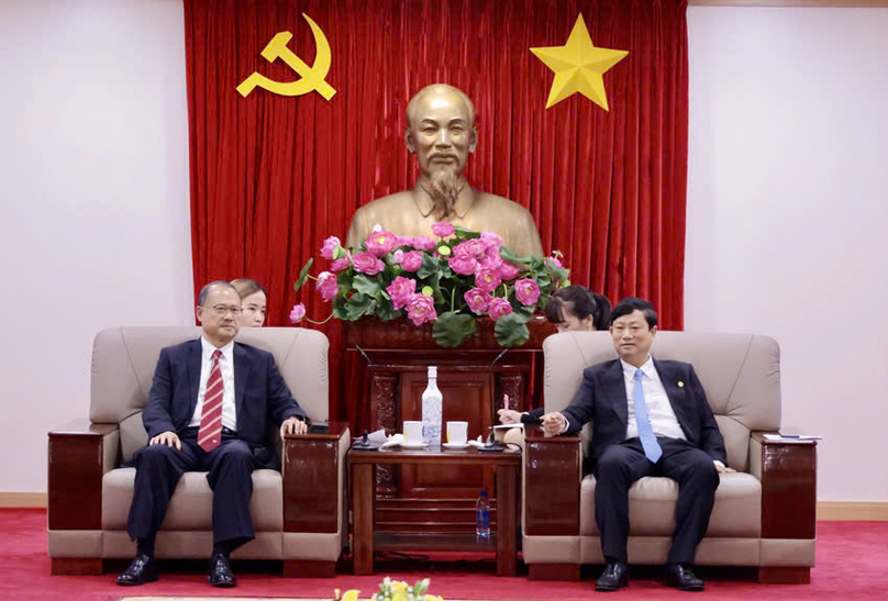 Sunwah chairman Jonathan Choi (left) and Vo Van Minh, Chairman of the People's Committee of Binh Duong province, southern Vietnam, at their meeting on December 16, 2024. Photo courtesy of Binh Duong newspaper.