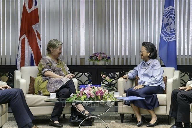  UK Ambassador to ASEAN Sarah Tiffin (L) meets with Armida Salsiah Alisjahbana, UN Under-Secretary-General and Executive Secretary of ESCAP, in Bangkok, Thailand. Photo courtesy of Vietnam News Agency.