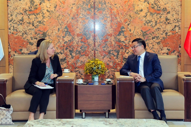 Mariam Sherman (left), World Bank country director for Vietnam, Cambodia, and Laos, and Le Manh Hung, Petrovietnam chairman, at a meeting in Hanoi on December 17, 2024. Photo courtesy of Petrovietnam.