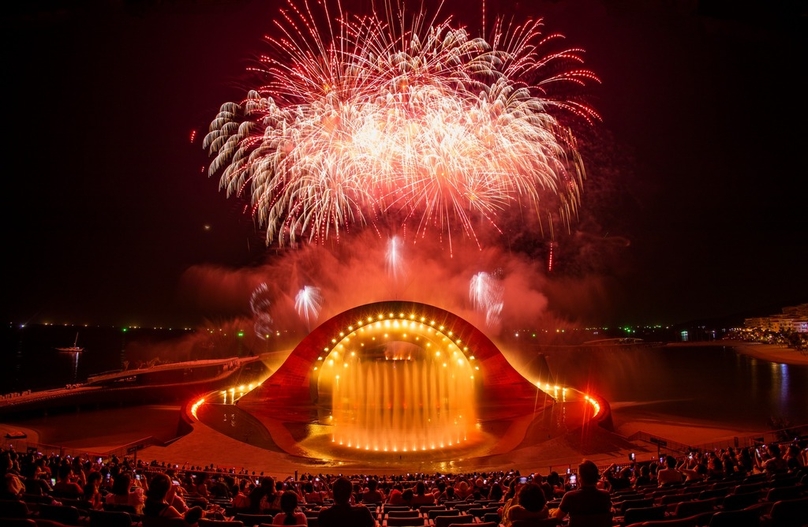 “Surreal” fireworks show lights up Phu Quoc night sky, attracting thousands of spectators.