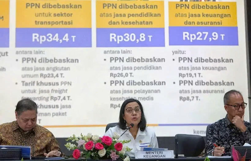 Minister of Finance Sri Mulyani (center) delivers a statement during a press conference at the Coordinating Ministry for Economic Affairs, Jakarta. Photo courtesy of jakartaglobe.id.