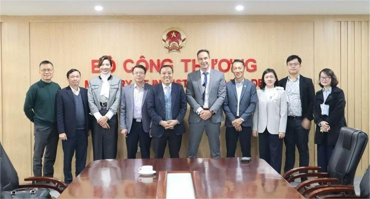 Deputy Minister of Industry and Trade Nguyen Hoang Long (fifth, left) at a meeting with BP on December 17, 2024. Photo courtesy of the ministry.