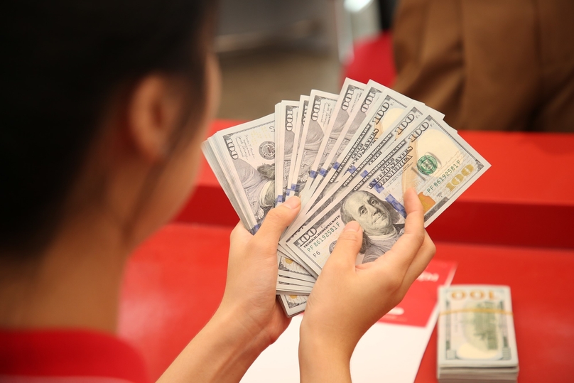 USD notes at a bank in Vietnam. Photo courtesy of Nguoi Lao Dong (Laborer) newspaper.