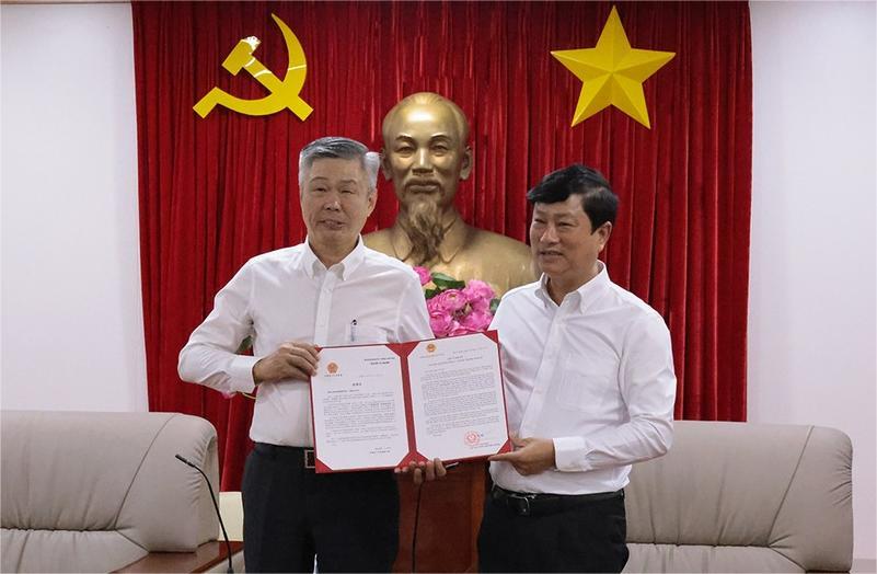 Man Wah chairman Wong Man Li (left) and Binh Duong Chairman Vo Van Minh at a meeting in Binh Duong province, southern Vietnam, December 19, 2024. Photo courtesy of Binh Duong news portal.