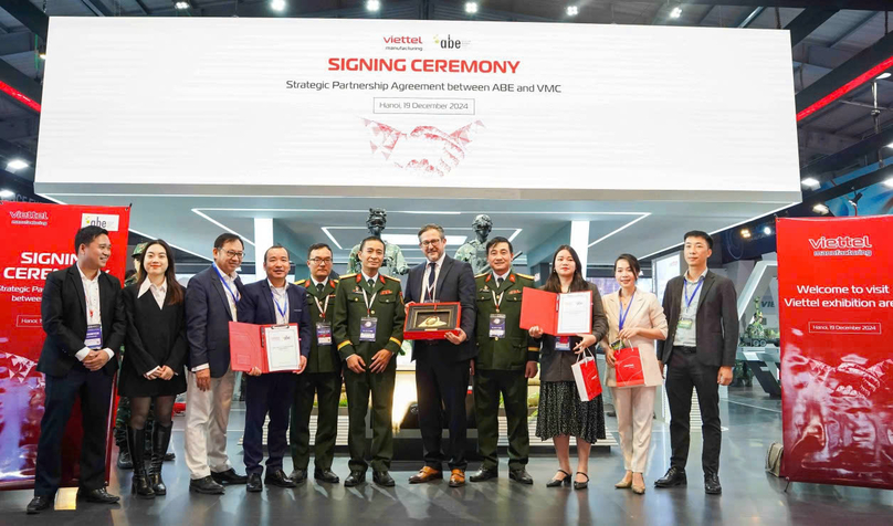 Viettel Manufacturing Corporation (VMC) signs a strategic cooperation agreement with Advanced Business Events (ABE) from France and 3 Points Aviation from Canada. Photo courtesy of Viettel.