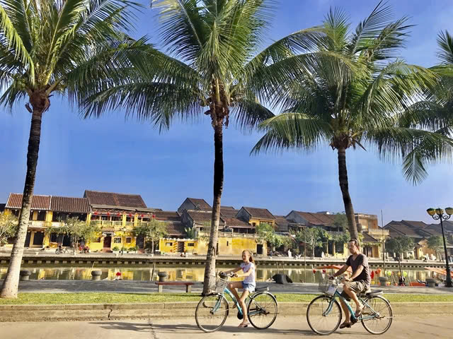 Foreign tourists cycle in the ancient town of Hoi An, a UNESCO World Heritage site in central Vietnam. Photo courtesy of Vietnam News.