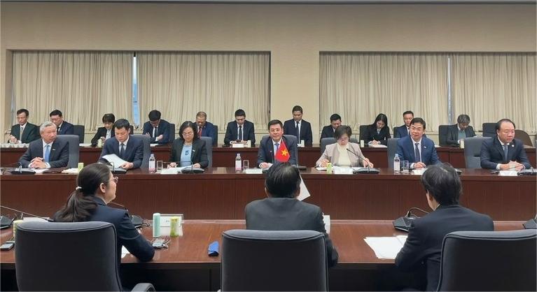 Vietnamese Minister of Industry and Trade Nguyen Hong Dien (behind Vietnamese flag) leads the Vietnamese delegation at a meeting in Tokyo, December 20, 2024. Photo courtesy of the ministry.