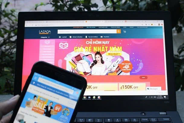  A user shops on Lazada. Photo courtesy of vietnammoi.vn.