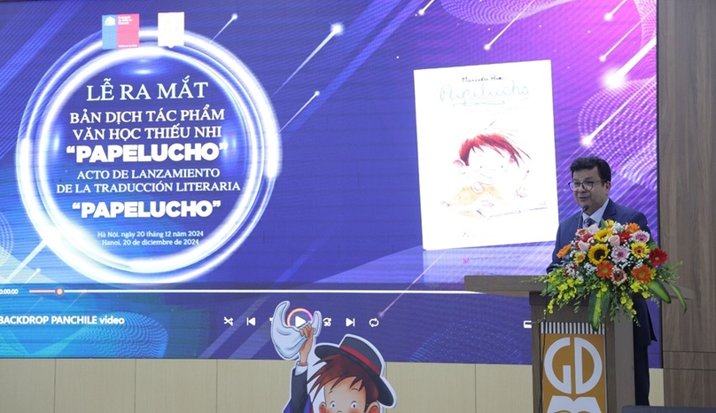 Sergio Narea Guzmán, Ambassador of Chile to Vietnam, speaks at the launch of the Vietnamese translation of the children’s literary work Papelucho in Hanoi, December 20, 2024. Photo courtesy of Vietnam Education Publishing House.