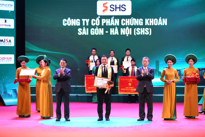 CEO of SHS Nguyen Chi Thanh (center, first row), receives the certificate of merit. Photo courtesy of the firm.