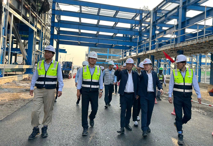 Le Trung Kien (center, front), head of the Hai Phong Economic Zone Authority, visits Ecovance Vietnam factory in Hai Phong city, northern Vietnam. Photo courtesy of Hai Phong news portal.