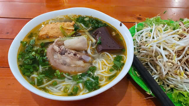 Bun bo Hue (Hue beef noodle soup). Photo courtesy of Nguoi lao dong (Laborer) newspaper.