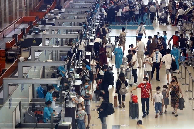 Customers queue for check-in at Noi Bai International Airport in Hanoi. Photo courtsy of Vietnam News Agency.