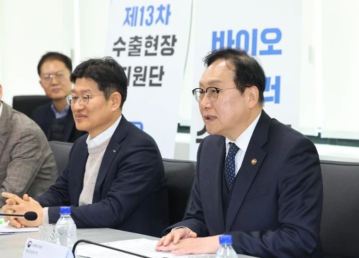 South Korean Minister of of Trade, Industry and Energy Cheong In-kyo (right) speaks at a meeting in Incheon, December 20, 2024. Photo courtesy of Yonhap.