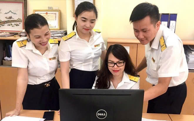 Vietnamese tax officers. Photo courtesy of VnEconomy.