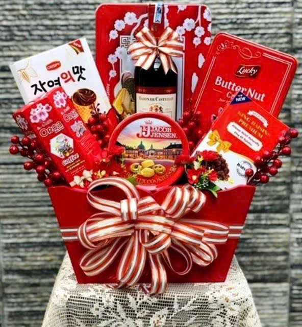 Affordable Tet gift baskets are popular for Tet (Lunar New Year holiday) 2025 in Vietnam. Photo courtesy of Vietnam News Agency.