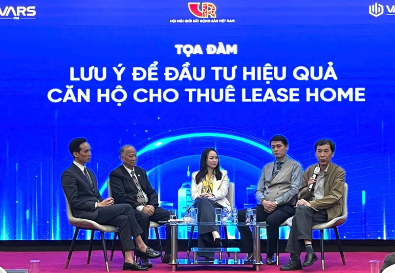 Vo Tri Thanh, director of the Institute for Brand Strategy and Competition Research (right), speaks at the “Potential of Lease Apartments” workshop held in Hanoi on December 23, 2024. Photo courtesy of the workshop.