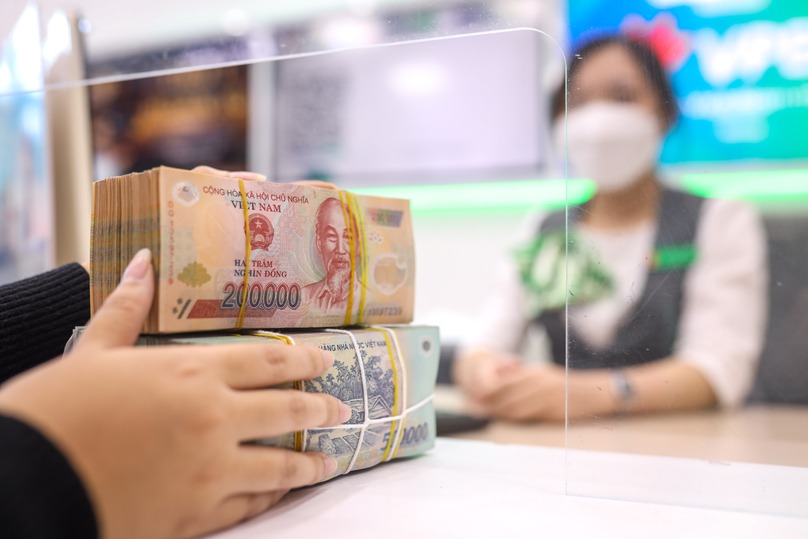 A transaction in the Vietnamese dong at VPBank in Hanoi. Photo by The Investor/Trong Hieu.