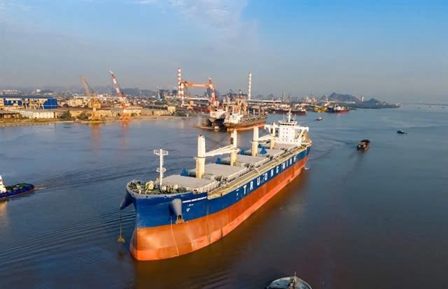 The carrier is nearly 200 metres long and weighs 35,823 GT. Photo courtesy of People's Army newspaper.