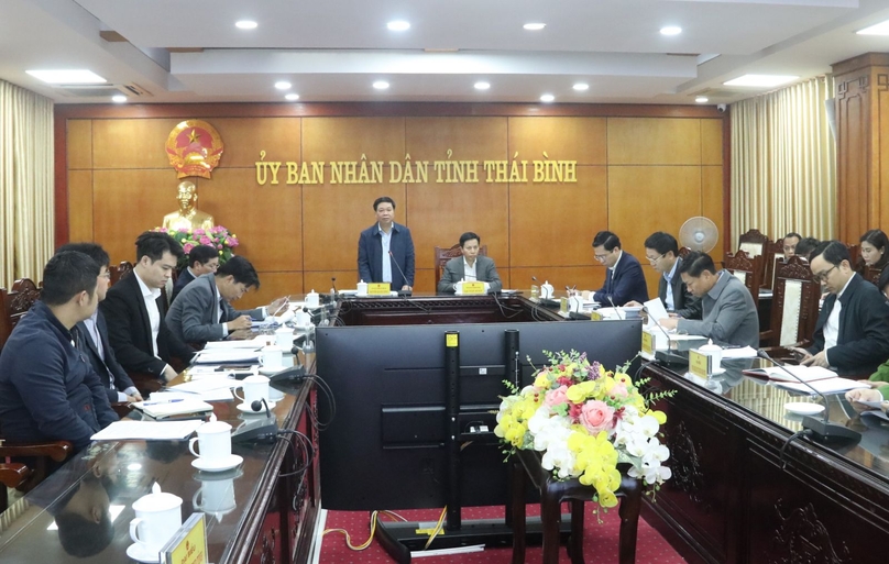 Thai Binh Vice Chairman Nguyen Quang Hung (standing) chairs a meeting on site clearance for the Kien Giang New Urban Area. Photo courtesy of Thai Binh news portal.