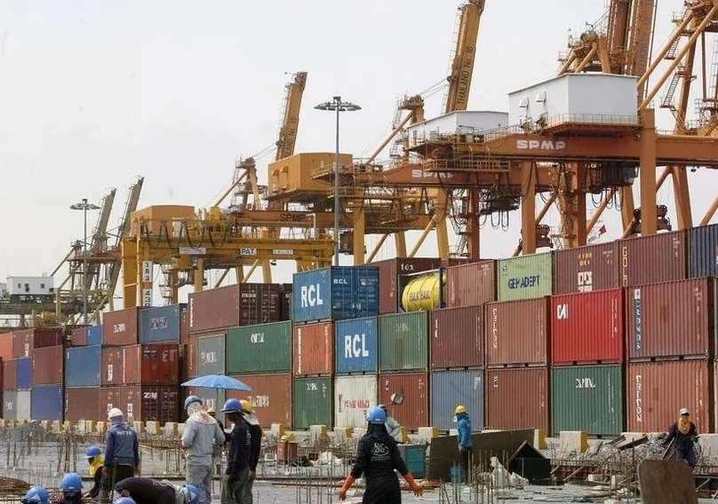 Goods are loaded at a port in Bangkok, Thailand. Photo courtesy of AFP/VNA.