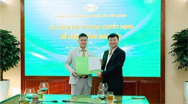 Tien Phong Plastic chairman Dang Quoc Dung (right) hands over the appointment decision to CEO Chu Van Phuong. Photo courtesy of the company.