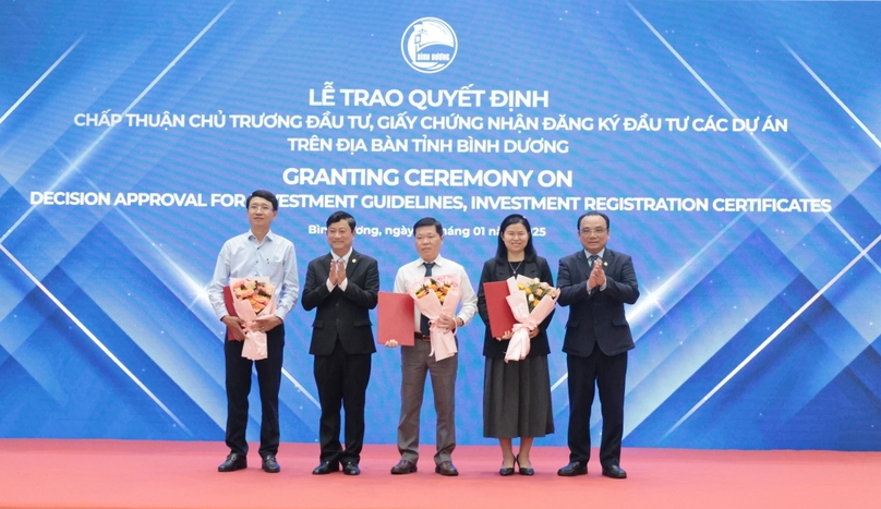 Binh Duong leaders award investment registration certificates to companies in the southern province, January 2, 2024. Photo courtesy of the provincial People's Committee.