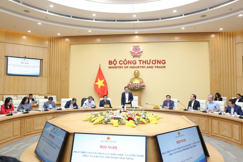 Minister of Industry and Trade Nguyen Hong Dien (standing) chairs a meeting on nuclear power workforce in Hanoi, January 2, 2025. Photo courtesy of the ministry.