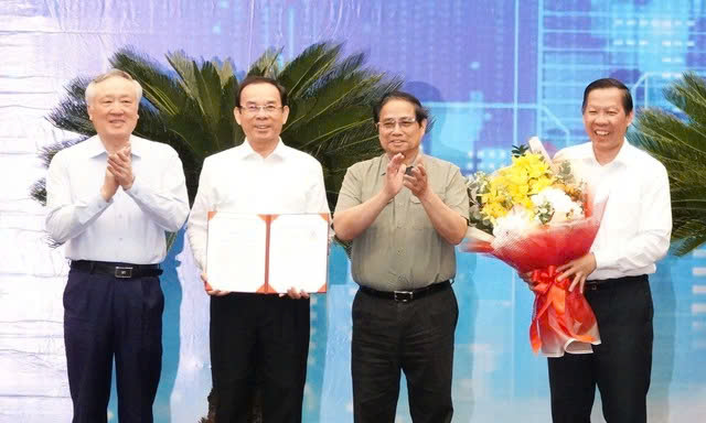 Prime Minister Pham Minh Chinh hands over a decision approving Ho Chi Minh City's master plan for the 2021-2030 period, with a vision towards 2050. Photo couresy of Tuoi Tre (Youth) newspaper.