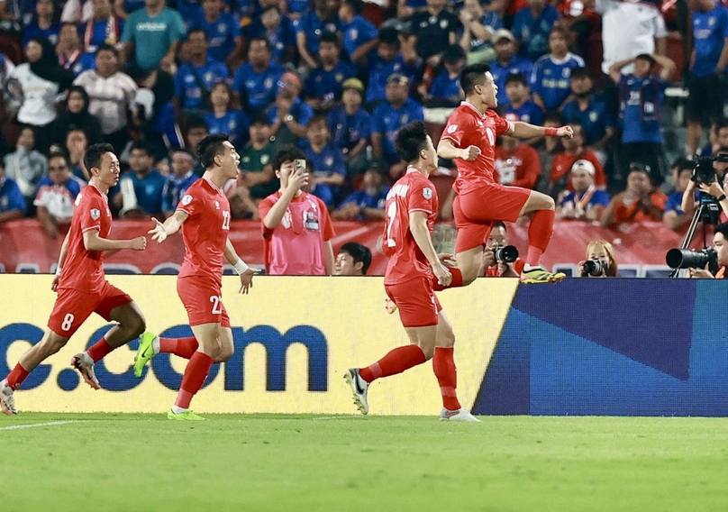 The joy of Vietnamese players after Vietnam scored a goal against Thailand. Photo courtesy of Tuoi Tre (Youth) newspaper.