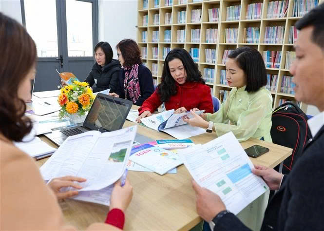 Teachers study learning materials. Photo courtesy of VEPH.