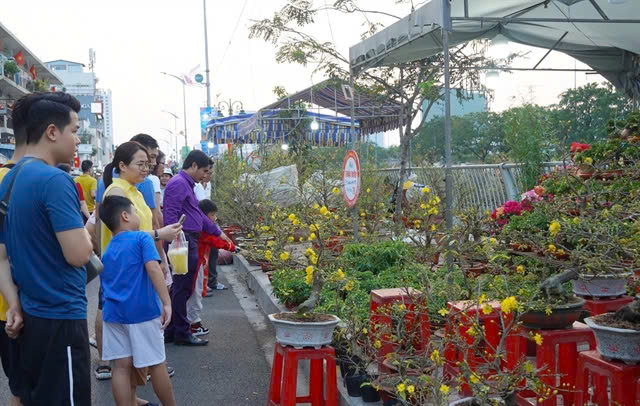 The “Trên Bến Dưới Thuyền” (On the Wharf - In the Boat) Floating Flower Fair, one of the city’s most-visited attractions during Tet, will open at the Binh Dng Wharf in District 8 from January 14-28. Photo courtesy of Vietnam News Agency.