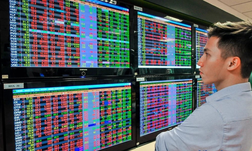 An investor watches market developments. Photo by The Investor/Trong Hieu.