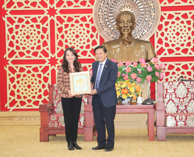 WHA chairperson Jareeporn Jarukornsakul (left) and Nghe An Chairman Le Hong Vinh at a meeting in Nghe An province, central Vietnam, January 6, 2025. Photo courtesy of Nghe An news portal.