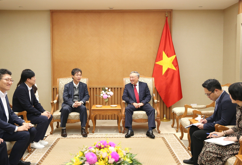 Deputy Prime Minister Nguyen Hoa Binh (center, right) and Doosan Vina CEO Kim Hyo Tae (center, left) at a meeting in Hanoi, January 8, 2025. Photo courtesy of the government's news portal.