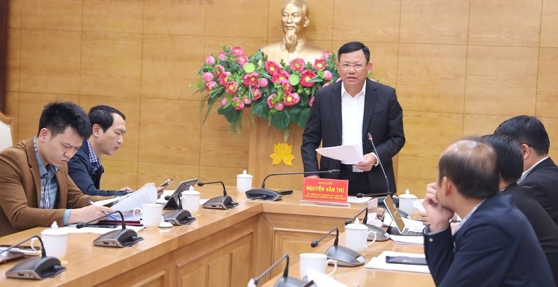 Thanh Hoa Vice Chairman Nguyen Van Thi (standing) speaks at an online conference on January 7, 2025. Photo courtesy of Thanh Hoa newspaper.