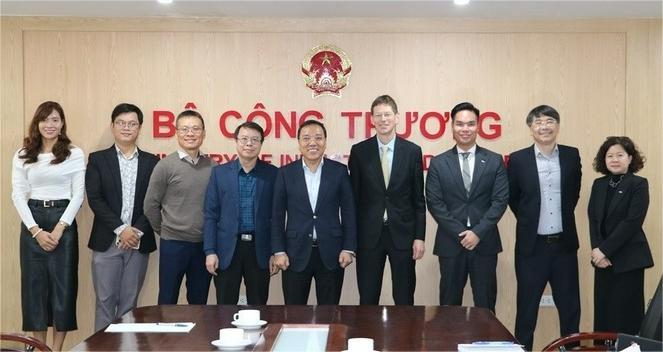 Deputy Minister of Industry and Trade Nguyen Hoang Long (center) at a working session with AES in Hanoi, January 9, 2025. Photo courtesy of the ministry.