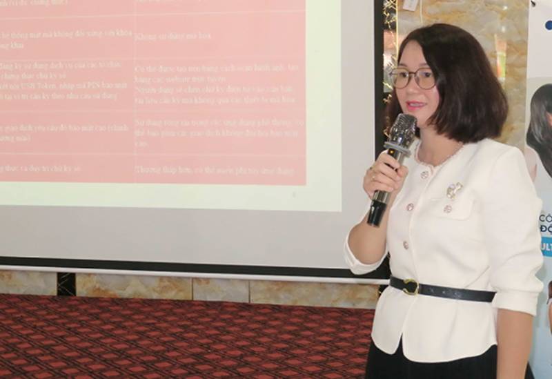 Nguyen Ai Lien, director of customer service at Viettel Group in Ho Chi Minh City, speaks at the 'Applying technology into practice' workshop held on January 9, 2025 in Ho Chi Minh City. Photo courtesy of HCMC Center for Enterprise Support and Development.