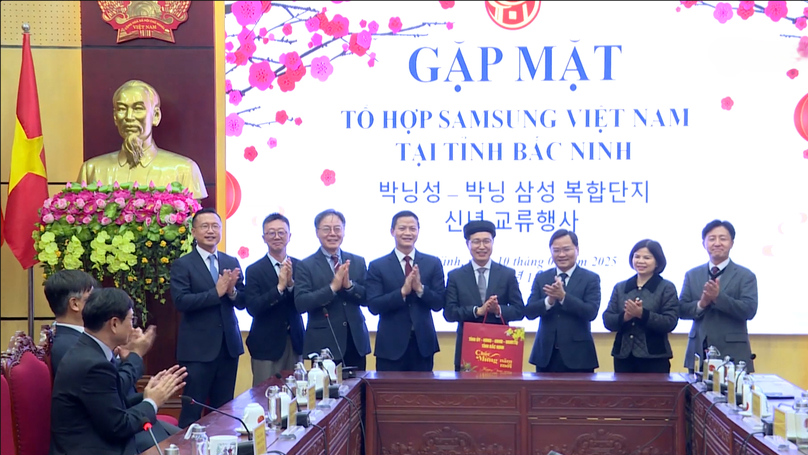 Samsung Vietnam CEO Choi Joo Ho (holding red bag) at a meeting with Bac Ninh authorities, Bac Ninh province, northern Vietnam, January 10, 2025. Photo courtesy of Bac Ninh TV.