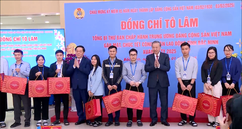 Party General Secretary To Lam (right, fourth) visits Amkor Technology factory in Bac Ninh province, northern Vietnam, January 13, 2025. Photo courtesy of Bac Ninh TV.