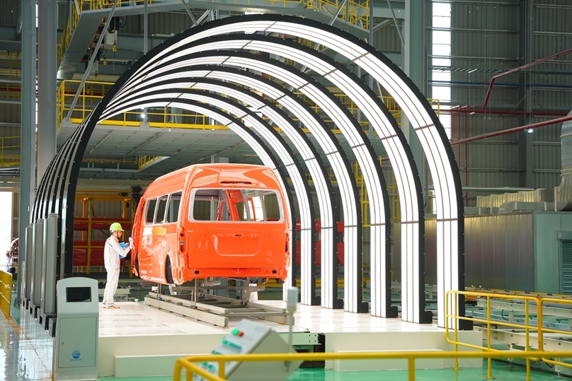 A worker is painting a passenger car. Photo by The Investor/Dinh Duy.